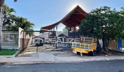 Casas + Barracão à venda no Jardim Estrela