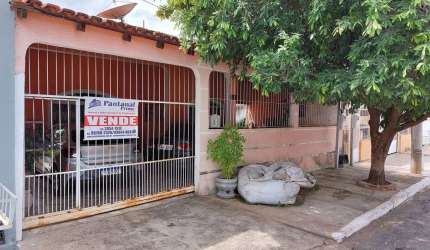 Casa em ótima localização no CPA 3 setor II, prox. Av. Tuiuiú e comércio local.