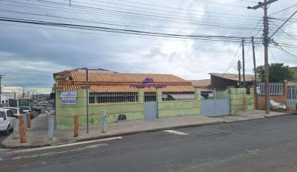 Casa de esquina para Venda CPA II na Av. Pernambuco em Cuiabá/MT.