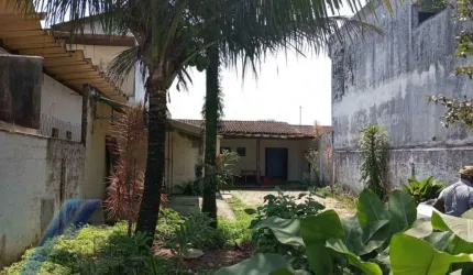 Ubatuba, Estufa I - Casa com 2 dormitórios, em corredor comercial.