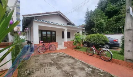 Ubatuba, Centro - Casa com 02 dormitórios.