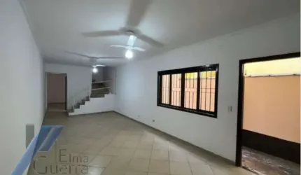 Ubatuba, Centro - Sobrado geminado com 03 dormitorios sendo 01 suite.