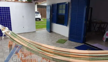 Ubatuba, Itaguá - Casa com 03 dormitórios, sendo 01 suíte, a 100 metros do mar..