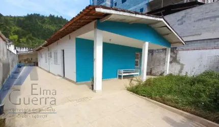 Ubatuba, Toninhas - Casa a 600m da praia com 03 dormitórios, sendo 01 suíte.