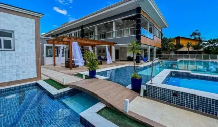 Ubatuba, Condominio Pedra Verde, Lazaro - Casa Alto Padrão com  07 suites e área de lazer a 100 metros do mar.