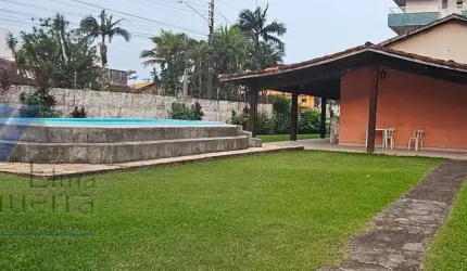 Ubatuba, Toninhas - Casa com 3 dormitórios sendo 01 suite, piscina e área gourmet a 600mts da praia.