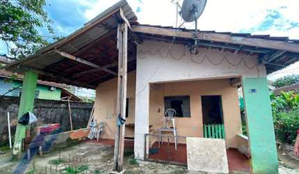Ubatuba, Centro -  Casa em corredor comercial com 02 dormitorios e terreno de 374 m2, documento de escritura.