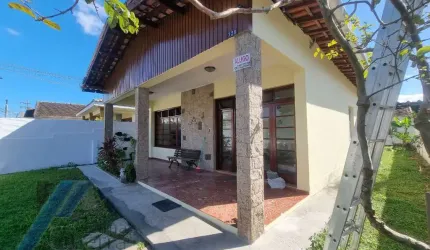 Ubatuba, Cento - Bela casa com 03 dormitórios, terreno de 422 m2 com edícula.