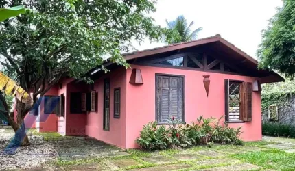 Ubatuba, Ressaca - Casa com 03 dormitórios, sendo 01 suíte, e área de lazer.