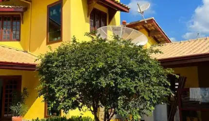 Ubatuba, Jardim Samambaia - Casa com 04 dormitórios, sendo 02 suítes e area de lazer.