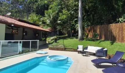 Ubatuba, Toninhas - Casa a 800m da praia com 04 dormitórios, sendo 02 suítes e area de lazer.