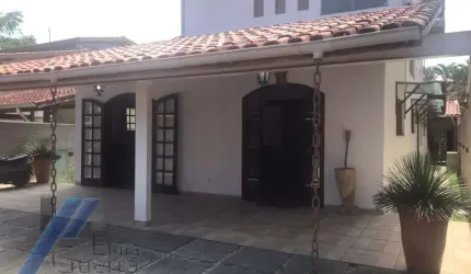 Ubatuba, Itaguá - Casa com 04 dormitórios, sendo 01 suíte.