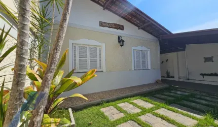 Ubatuba, Centro - Casa bem localizada próximo aos comercios com 02 quartos.