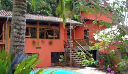 Ubatuba, Toninhas - Pousada mobiliada com 15 suítes e área de lazer.