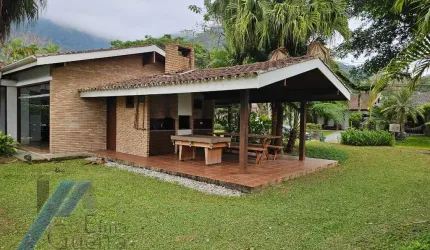 Ubatuba - Condomínio Pedra Verde, Lazaro - Linda casa com 03 dormitórios sendo 02 suítes com área de lazer, à 100 metros do mar.