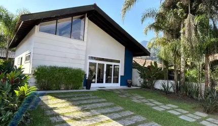 Ubatuba, Condominio Vila - Belíssima casa com 03 dormitorios, sedo 02 suite, com área de lazer - Portaria 24 horas
