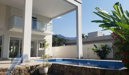 Ubatuba, Horto - Con. Villa Verde, Belíssima casa com 04 dormitórios sendo 01 suíte e área de lazer.