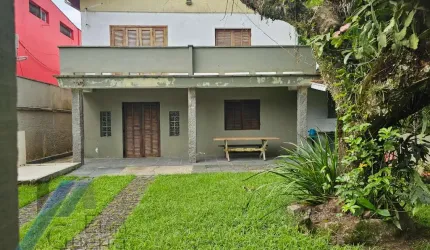 Ubatuba, Itagua - Casa sobrado bem localozado com 04 dormitórios a 100 metros do mar.
