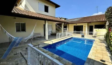 Ubatuba, Ressaca - Casa em condominio fechado com 03 dormitórios, sendo 02 sutes e piscina.