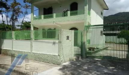 Ubatuba, Pereque Açu, Casa sobrado com 03 dormitorios, apenas 150 metros da Praia.