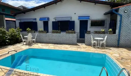 Ubatuba, Pereque Açu - Casa com 03 dormitórios sendo 01 suíte e área de lazer.