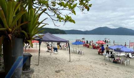 Ubatuba, Praia da Fortaleza - Casa frente mar, com 05 suítes, com terreno de 3031 m2.