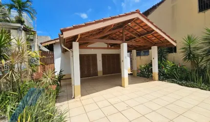 Ubatuba, Itagua - Casa bem localizada com 03 dormitórios à 50 metros da orla do Itagua..