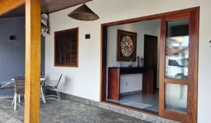 Ubatuba, Centro - Bela casa bem localizada, reformada com 02 dormitórios sendo 01 suíte.