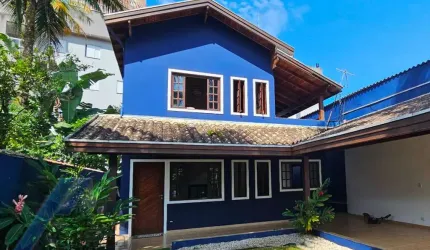Ubatuba, Centro - Casa sobrado com 03 dormitórios sendo 02 suítes..