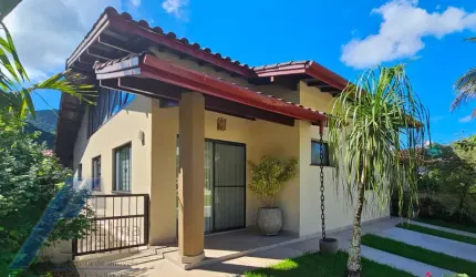 Ubatuba, Horto - Condomínio Park Hills, casa nova com 04 suítes e área de lazer.