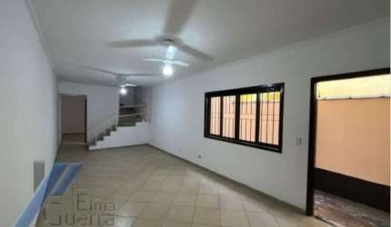 Ubatuba, Centro - Sobrado geminado com 03 dormitorios sendo 01 suite.