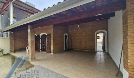 Ubatuba, Pereque Açu - Casa com 03 dormitórios sendo 01 suítes a 200 meros da praia.