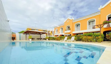 Guarajuba| Village Duplex com 70m²| Mobiliado| 2 Dormitórios| 1 Vaga| no Villa da Praia