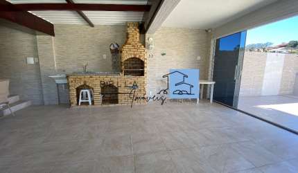 Casa à venda de 4 andares à 5 min. da praia de Ibicuí