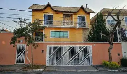 Casa 340m² com 4 quartos, 5 banheiros e 7 vagas de garagem.