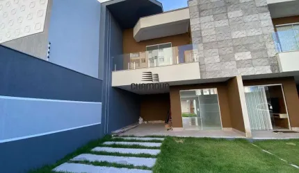 Casa Duplex a venda na Praia do Morro com 3 quartos sendo 1 suite com closet e 2 vagas na garagem.