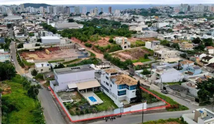 Uma casa com 03 pavimentos com elevador , 488,10m2 de área construída;