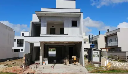 Casa em condomínio fechado, com área de lazer completa