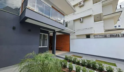 Sobrado em ótima localização com porteira fechada na Palhoça