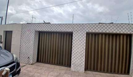 VENDE-SE CASA NO CONJUNTO DOM PEDRO - JOSÉ CONRADO DE ARAÚJO A.C
