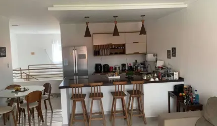 Casa com Piscina à Venda na Aruana 