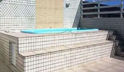 Casa no boqueirão, ótima localização. Cinco suítes com churrasqueira e piscina.
