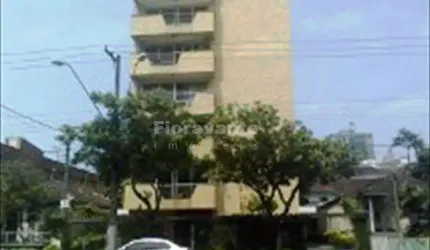 Apartamento com 04 dormitórios sendo 02 suítes com hidro e duas vagas de garagem no Embaré 02 salões de festas um inferior e outro superior sendo o superior com  piscina e solário.