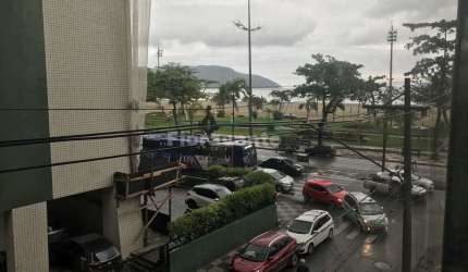 Ap com 3 dormitórios na quadra da praia, sala para 2 ambientes.