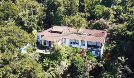 CASARÃO CINEMATOGRÁFICO EM PARATY - RODEADO PELA MATA ATLÂNTICA