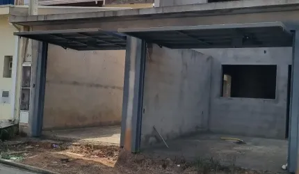 Sobrado com 3 casas independentes no bairro Parque das Flores em fase de acabamento