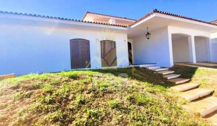 Casa no Centro com 4 dormitórios, 2 salas, próximo aos principais Colégios