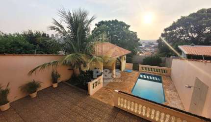 Casa com piscina, quintal com terreno de 400 m2, 5 min. do centro Botucatu