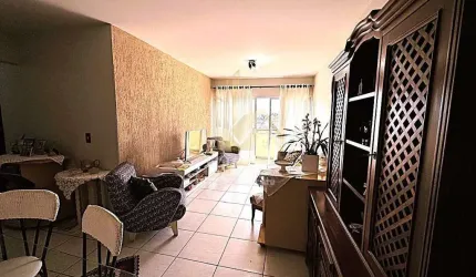 Apartamento com 102 m2, sala dois ambientes, 3 quartos e sacada no centro.
