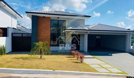 Casa em Condomínio Fechado em Botucatu, dormitórios amplos com Piscina!
